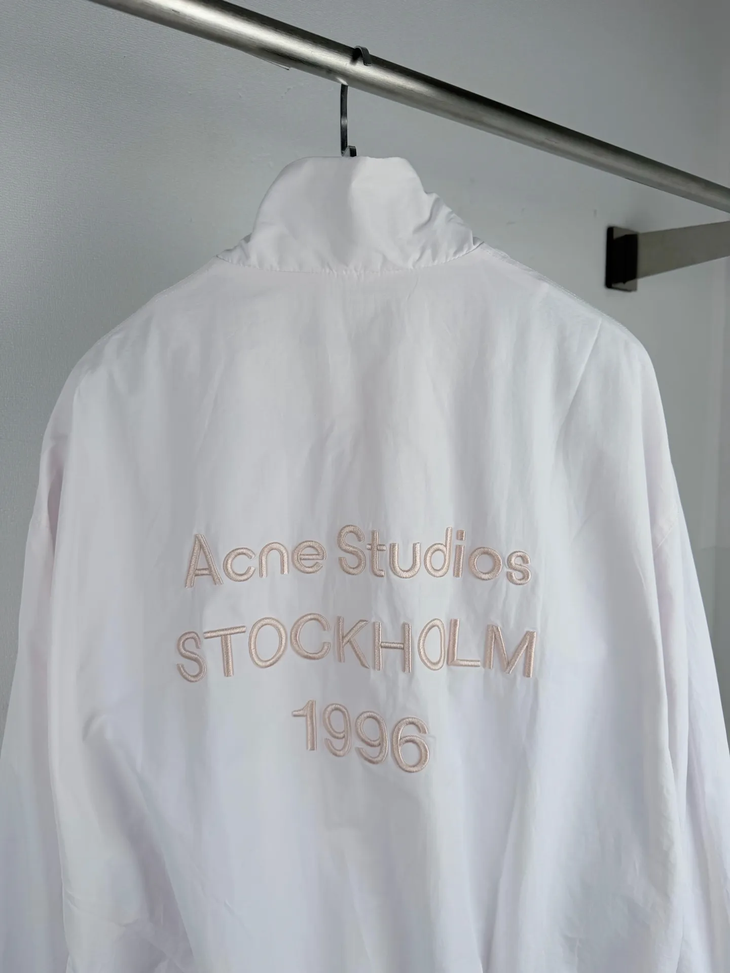 Acne Studios embroidered logo windbreaker jacket. Custom-made Ninglan light woven machine blend. Lightweight and windproof. Stiff and tough. Smoky pink and white calming. It embodies the cool and minimalist Scandinavian aesthetics. Stand-up collar with full zipper for neat opening and closing. Full lining on the inside to improve the smoothness of putting on and taking off. Elastic elasticated precision cuffs at the hem create a relaxed and loose cropped silhouette. Three-dimensional logo embroidery in the same color on the back. Engraved with STOCKHOLM. Chronicle The embroidery is integrated with the body of the garment, hiding the brand's traceability context. The minimalist shape integrates the functional core to interpret the relaxed and relaxed style of high-end ready-to-wear. Process 1: Using imported machine embroidery technology. Using advanced computer control systems and precision mechanical components to realize the Acne Studios logo embroidery operation. High precision. The lines are smooth and delicate. Process 2: The fabrics have been fermented and washed. They have a better hand feel and texture. They are not easy to deform, shrink or fade. Maintain long-term beauty Accessories: Customized 1:1 Acne webbing Customized 1:1 Acne zipper Customized 1:1 Acne trademark Version: Loose version Size: 44 46 48 50